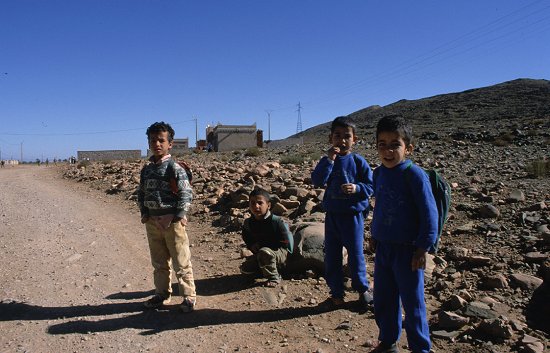 Die Schulkinder blicken uns skeptisch an
