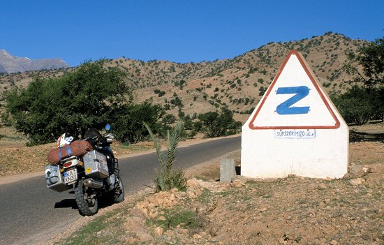Das Schild verspricht 120 km kurvenreiche Strecke, lechz ...