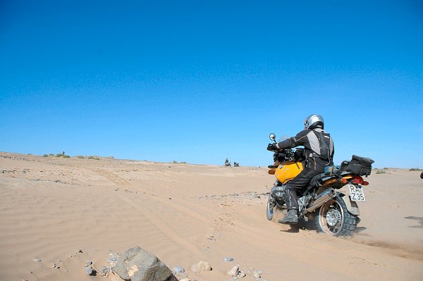 Wolfgang mit seiner BMW im Sand