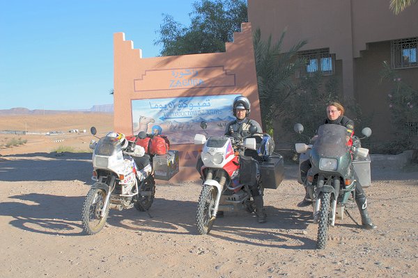 Am berühmten Schild in Zagora