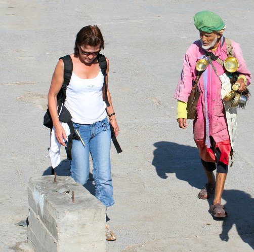 Touristin und Wasserverkäufer