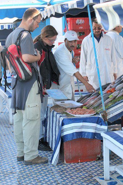 Die Jungs suchen sich Fische aus