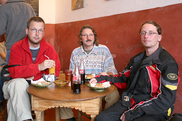 In einem Café suchen wir Schutz vor dem Regen