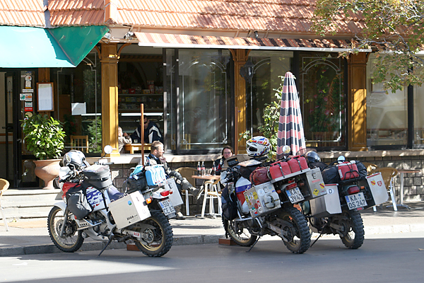 Vor einem Café in Ifrane