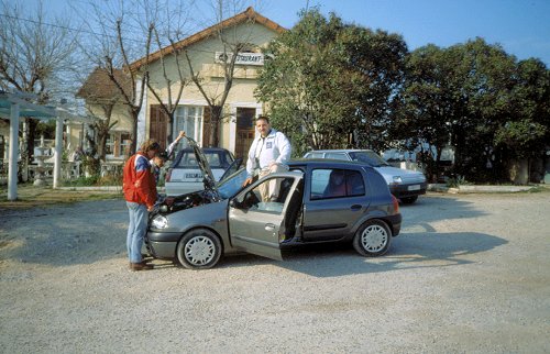 Einen ganzen Tag müssen wir auf unseren Flug warten und mieten ein Auto, um mobil zu sein