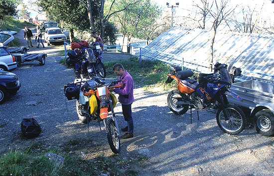 Auf dem Campingplatz bei Genua machen wir unsere Maschinen reisefertig