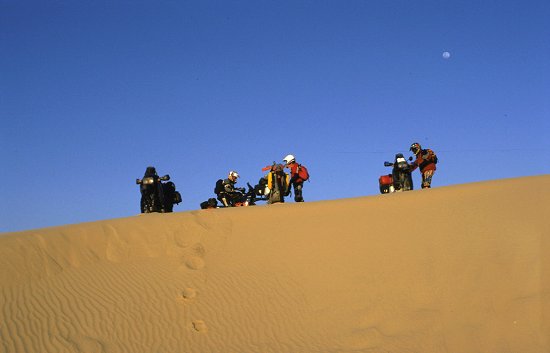 Kurz vor den Star Wars Kulissen der Stadt Mos Eisley beginnen einige Dünen