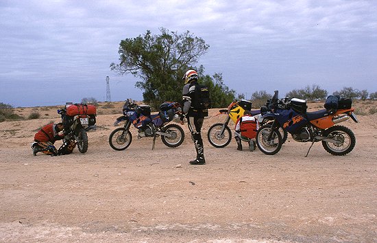 Ralf kniet ausnahmsweise, Marcel wie üblich vor der KTM ;-)