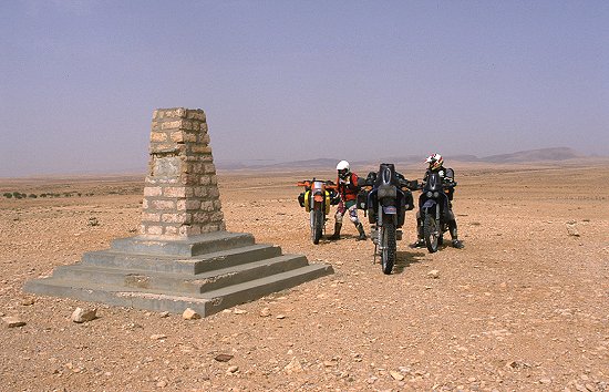 Monument an der südlichen Umfahrung des Jebel Tebaga