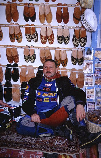 Carlo mit den Schuhen seines Harems ;-)