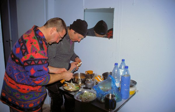Marcel und ich beim Essen kochen