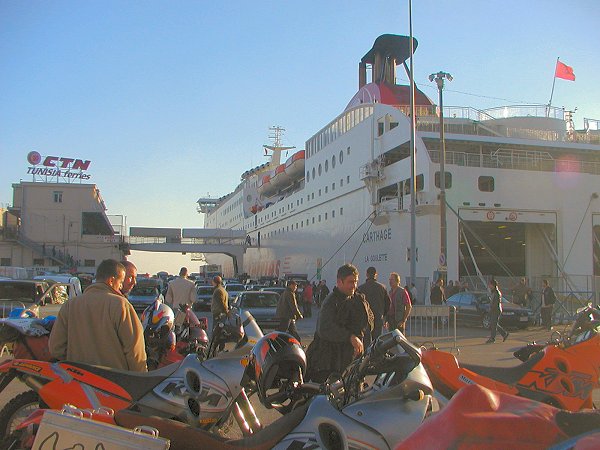 Das Schiff ist da, gleich beginnt das große Gedränge