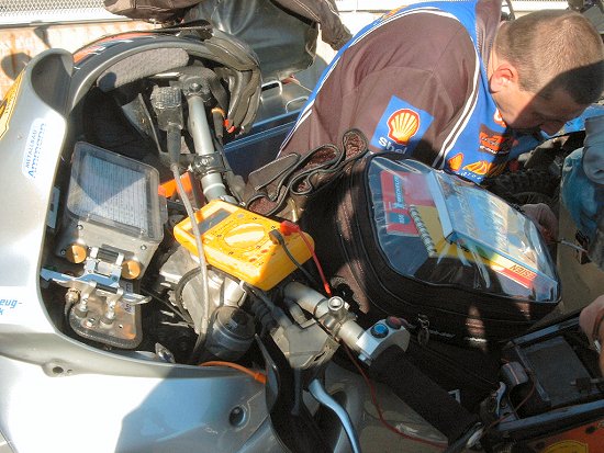 ... Carlo repariert Jans GPS-Stromversorgung