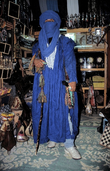 ... verkleidet sich als Tuareg