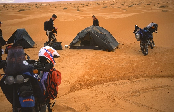 Carlo schaufelt Sand in sein Zelt