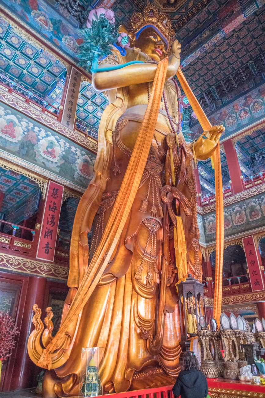 18 Meter hohe Buddha-Statue, aus einem einzigen Sandelholzbaum geschnitzt