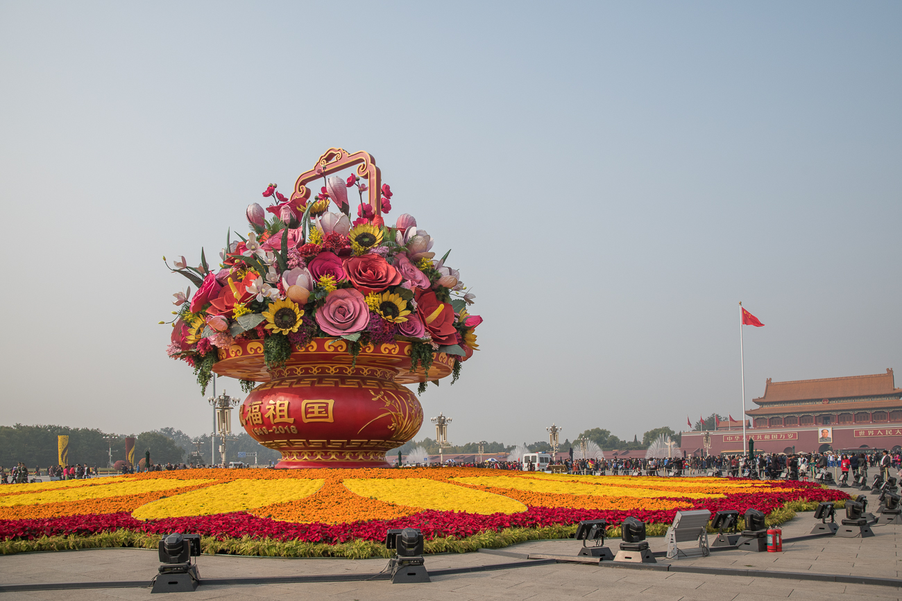 Bunte Blumengestecke bringen Farbe in das graue Einerlei