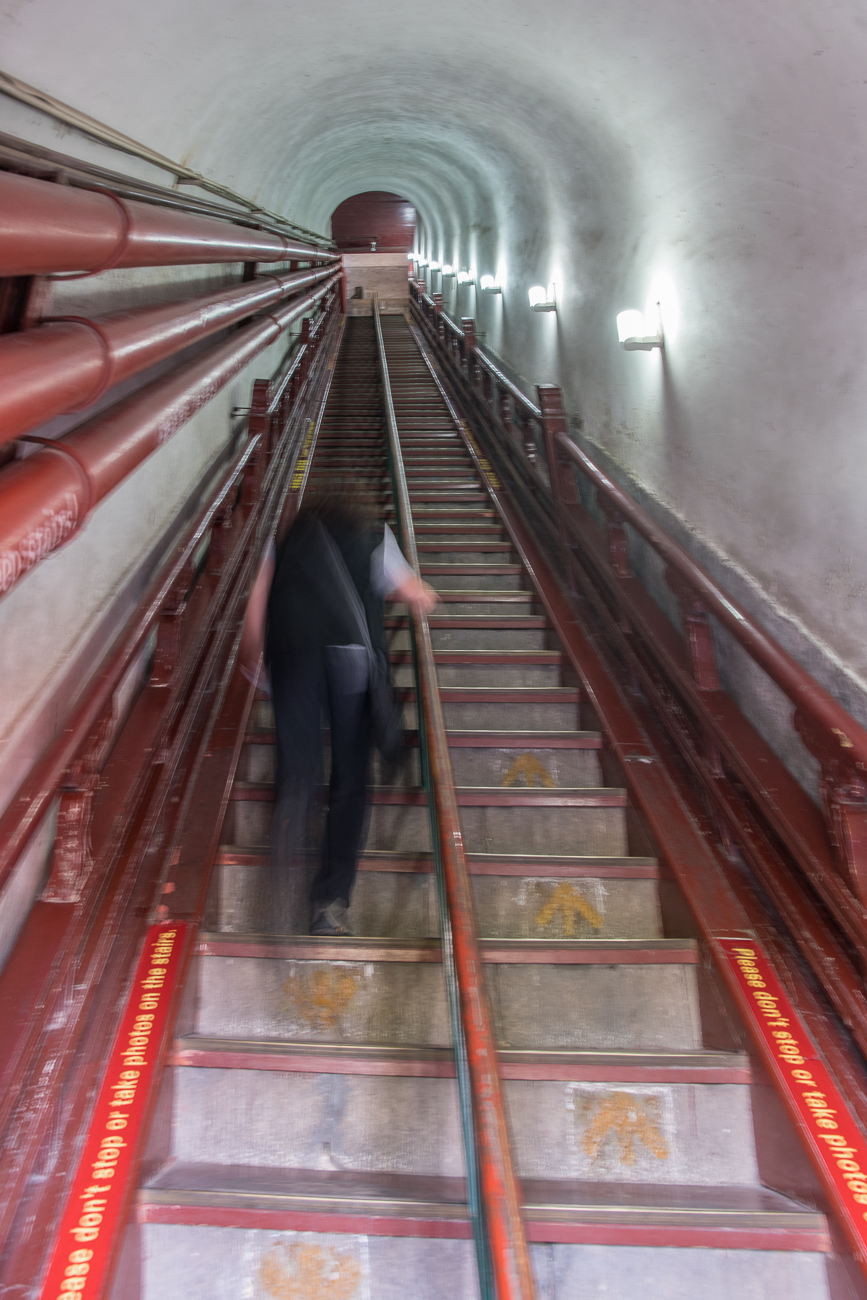 Eine lange und steile Treppe führt zu den Trommeln hinauf