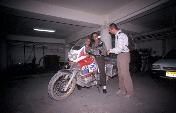 Abschied von Mustafa und Pake in der Tiefgarage unseres Hotels