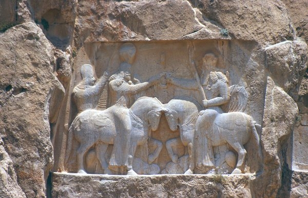 Relief an den Felsengräbern