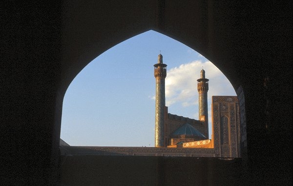 Durchblick auf das Portal der Imam Moschee