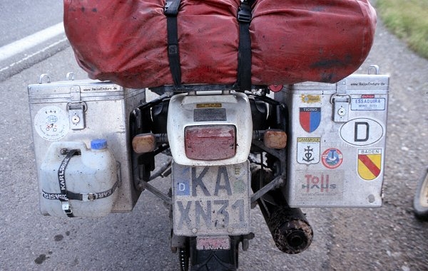 Nach der Fahrt auf einer frisch geteerten Straße: alles voll mit der pechartigen Masse