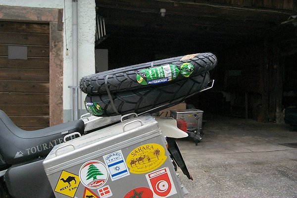 Sobald die neuen Reifen montiert und die alten entsorgt sind, kann die Alu-Platte einfach weiter vorn, wie eine normale Gepäckbrücke montiert werden und steht dann hinten nicht mehr heraus.