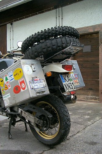 Das Blech wurde von Touratech eigentlich als Gepäckbrücke für die, KTM-Adventure entwickelt, ich habe es für meinen Bedarf zweckentfremdet