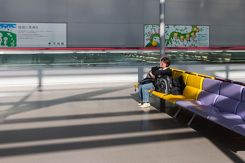 Flughafen Osaka, warten auf den Weiterflug