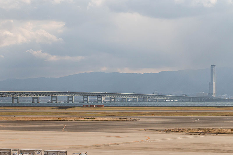 Lange Brücke im Hintergrund
