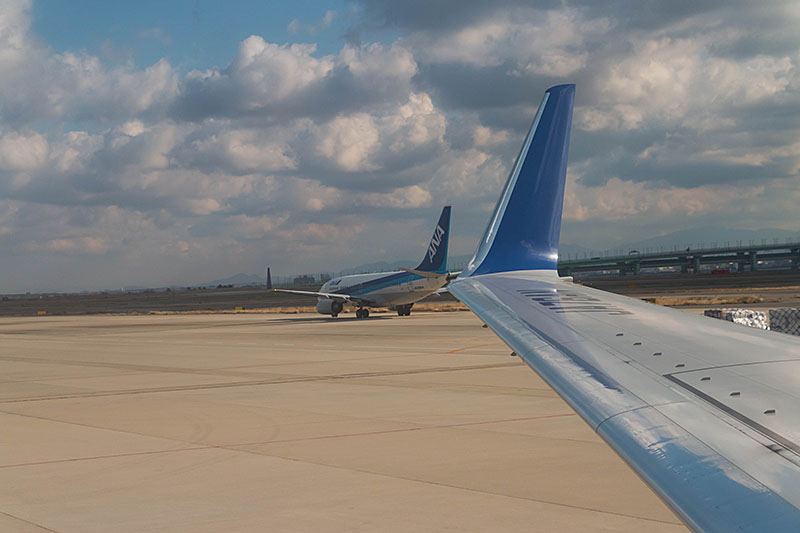 Blick aus dem Flugzeugfenster