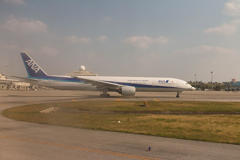 Blick aus dem Flugzeugfenster