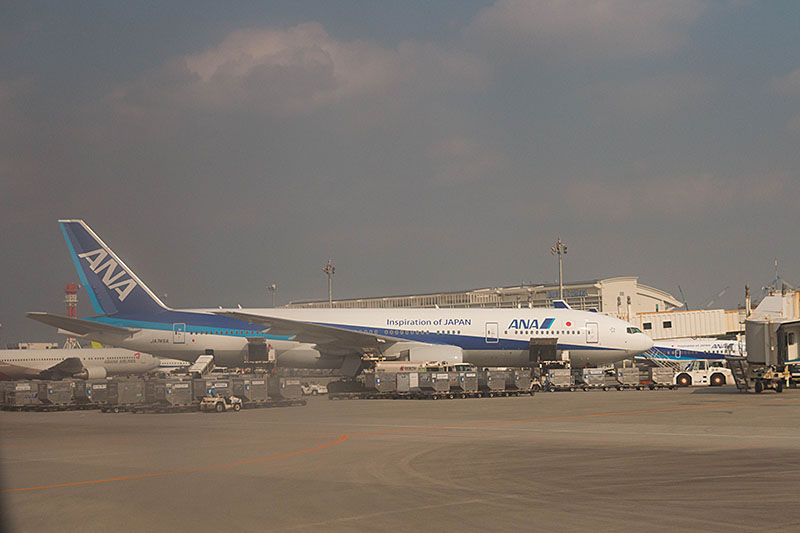 Blick aus dem Flugzeugfenster