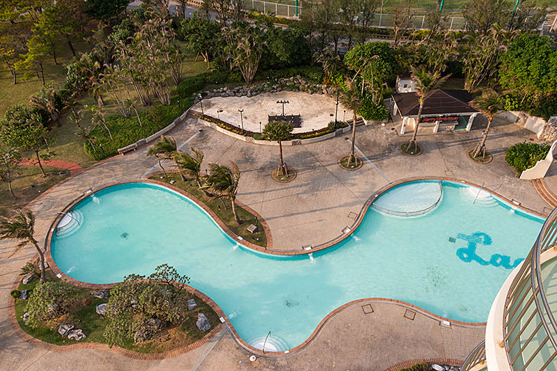 Blick nach unten auf den Pool