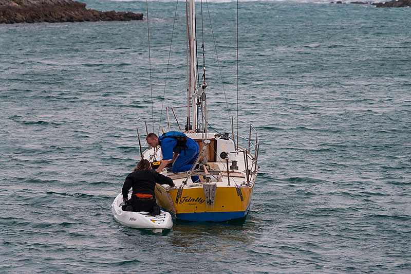 ... dem jungen Mann ist sein Kajak ans Ufer getrieben und er konnte nicht mehr vom Boot an Land ...