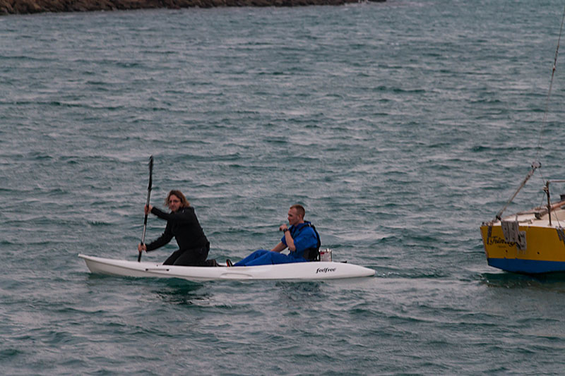 ... ich bin dann mit dem schwankenden Kunststoffteil zu ihm hinausgepaddelt ...