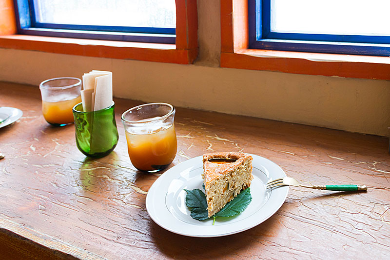 Leckerer Bio-Kürbiskuchen und Säfte