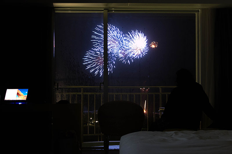Von unserem Zimmer aus können wir das Feuerwerk bewundern