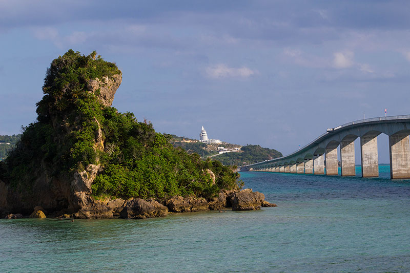 ... im Hintergrund ein Aussichtsturm für Touristen