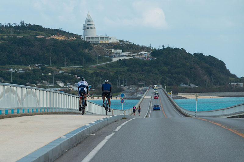 Fahrt über die Brücke nach Kuori Island