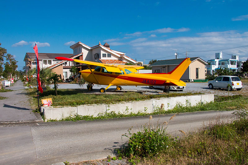 Werbegag eines Cafés, Flugzeug im Vorgarten ;-)