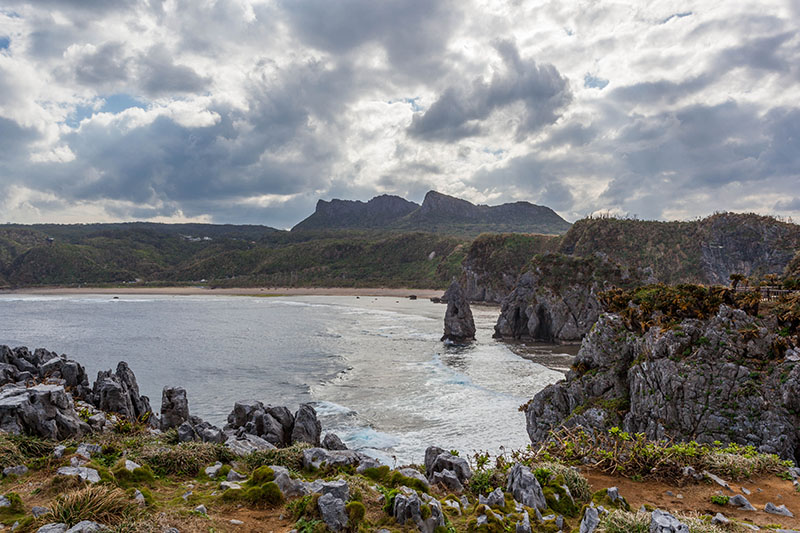 Um die Berge am Horizont fahren wir später noch herum