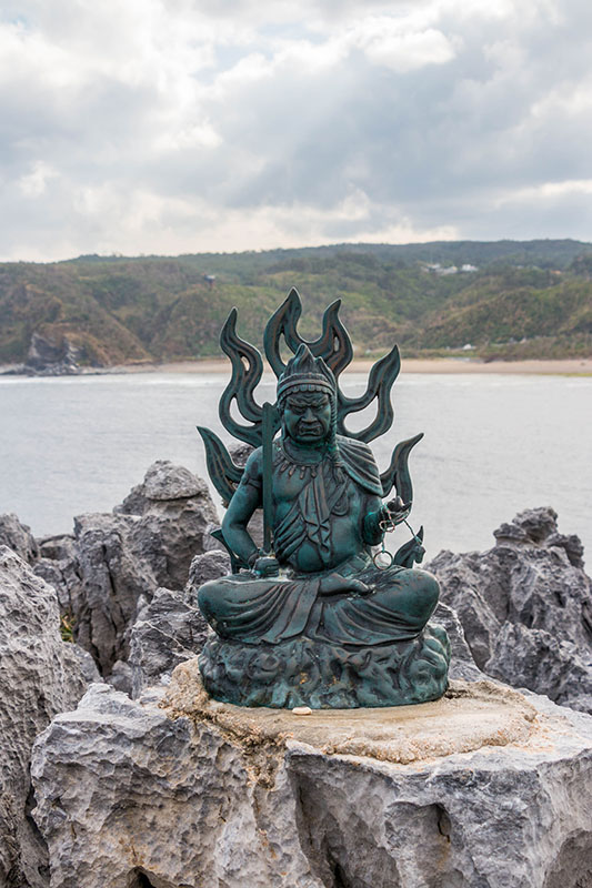 Grimmig schauende Figur