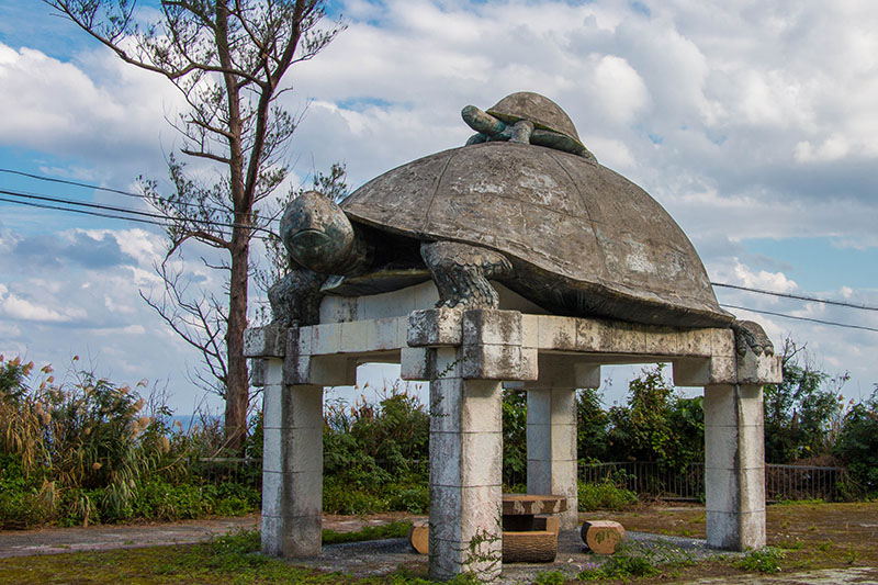 Schildkrötenskulptur als Rastplatz