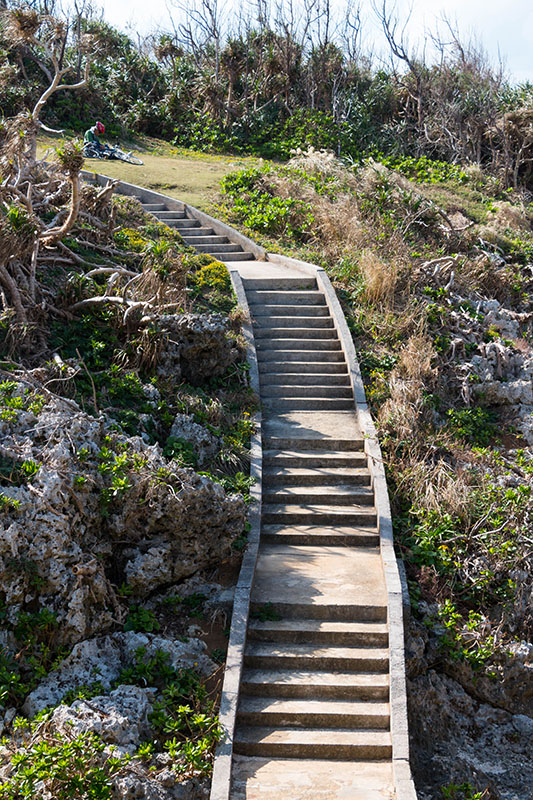 Lange Treppen führen zum Meer