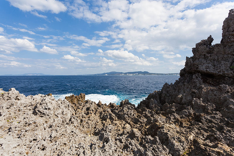 Zwischen scharfkantigen Felsen ...