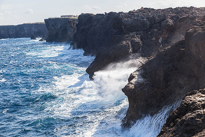 Wild schlägt das Meer gegen die Felsen