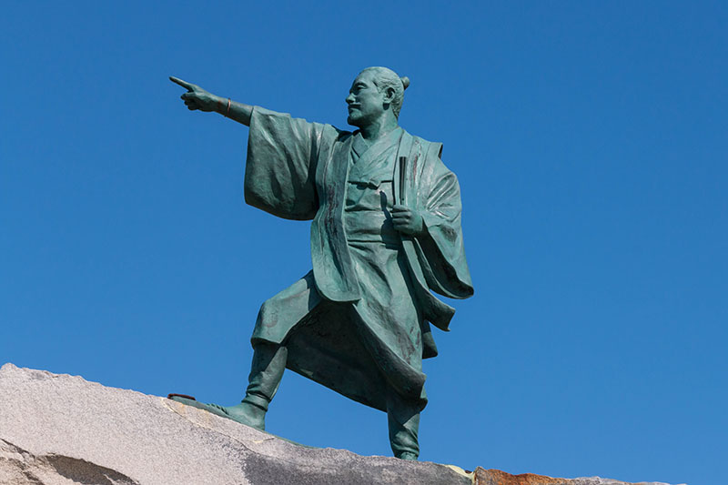 ... wüssten wir, wer da auf's Meer hinaus zeigt