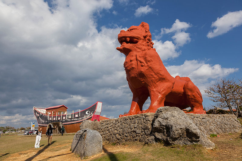 Die überall auf Okinawa zu sehende Löwe-/Hundmischung, normalerweise treten sie paarweise auf