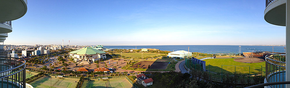 ... und Blick vom Hotel über das Convention Center mit Park und Sportanlagen